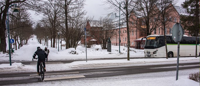 En buss k&ouml;r genom H&auml;rn&ouml;sand vintertid.